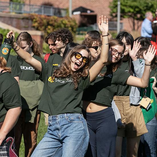 First-year+students+walk+to+New+Student+Convocation+